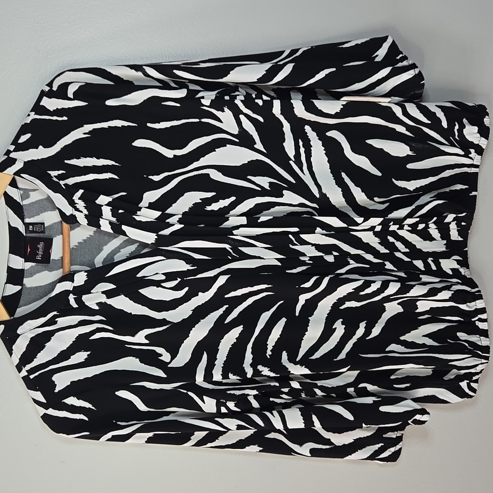 Rafaella Women's Medium Petite Black & White Pattern Silky Blouse NEW